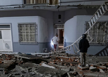 Se desploma balcón de vivienda y enciende las alarmas en Sevilla