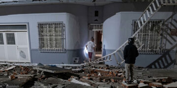 Se desploma balcón de vivienda y enciende las alarmas en Sevilla