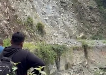 Vehículo cayó a un abismo tras deslizamiento y cuatro personas perdieron la vida