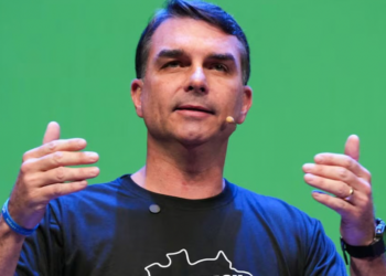 Flávio Bolsonaro sorprende en las urnas y enfrentará a Lula en segunda vuelta