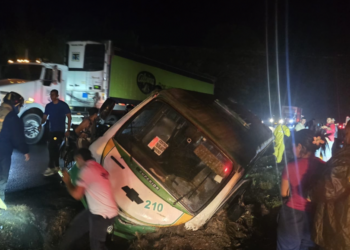 Buseta de servicio público terminó volcada en la vía Buga–Guacarí