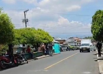 Joven que trabajaba en un puesto de frutas fue asesinado a tiros en Buga