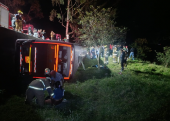 Presunto intento de asalto habría provocado accidente de bus con 60 pasajeros