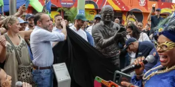 12 esculturas rinden homenaje a las leyendas de la salsa en Cali