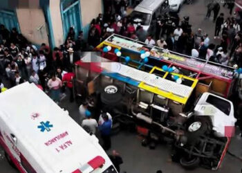 EN VIDEO | Una chiva llena de estudiantes terminó volcada en plena vía
