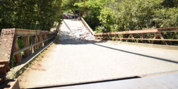 ¡Imprudencia! Ignoran el peligro y cruzan puente en riesgo de colapso