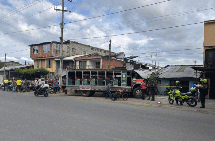 Accidente-con-vehículo-tipo-chiva-dejó-un-peatón-muerto-en-la-vía-Tuluá–Nariño
