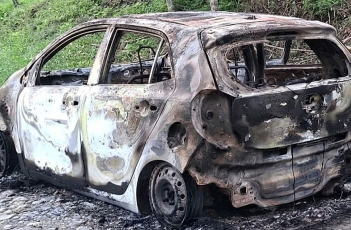 Hombres-armados-incineran-taxi-en-la-parte-alta-de-El-Picacho,-en-Tuluá